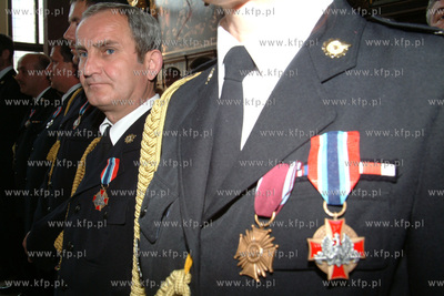 Odznaczenie strazakow bioracym udzial w gaszeniu Rafinerii...