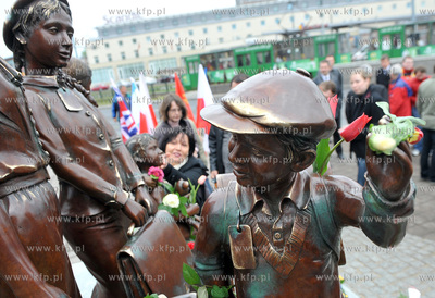 Przed Dworcem PKP w Gdansku odslonieto pomnik poswiecony...