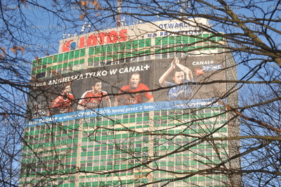Wiezowiec zieleniak w Gdansku z siatka reklamowa Canalu...
