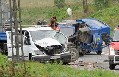 Wypadek samochodu ciezarowego z dostawczym busem w...