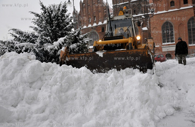 Gdansk. Odsniezanie chodnika przed kosciolem sw. Brygidy.
13.12.2010
fot....