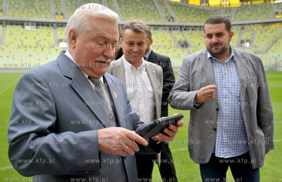 Prezydent Lech Walesa zwiedza stadion PGE Arena w Gdansku....