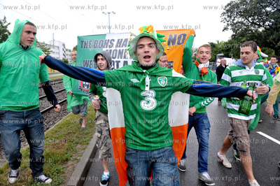 Gdansk. Hiszpanscy i irlandzcy kibice w drodze na PGE...