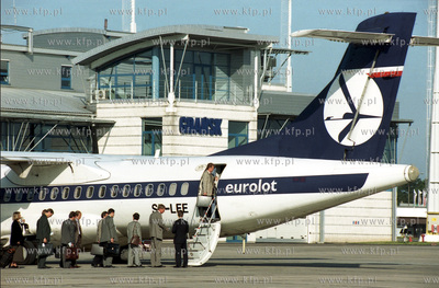 Samolot ATR-72 Polskich Lini Lotniczych LOT na lotnisku...