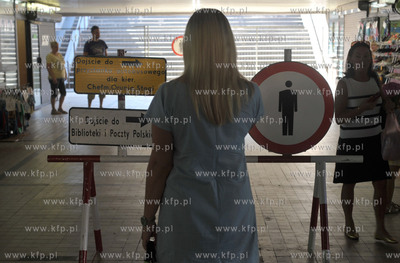 Gdansk. Zamkniete w zwiazku z budowa Forum Gdansk przejscie...