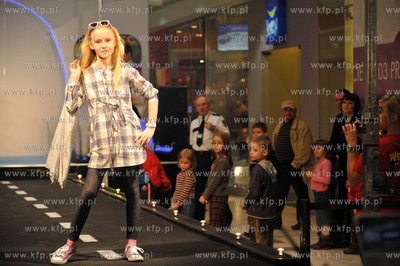 Pokaz mody dziecięcej w centrum handlowym Galeria...