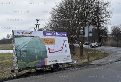 Gdańsk-Kokoszki. Mobil reklamowy, tuż przy krawędzi...