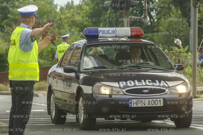 Policjant kieruje ruchem na Węźle Unii Europejskiej...