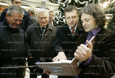 Gdansk. Centrum Handlowe Manhattan. Promocja albumu...