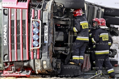 Przejazdowo. Zderzenie ciężarówek z czterema samochodami...