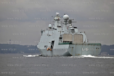 Do gdyńskiego portu wpływają okręty wojenne,  które...