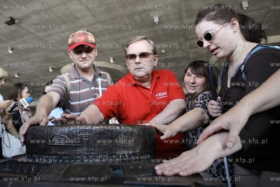 Przed stadionem pilkarskim PGE Arena odslonieto jej...