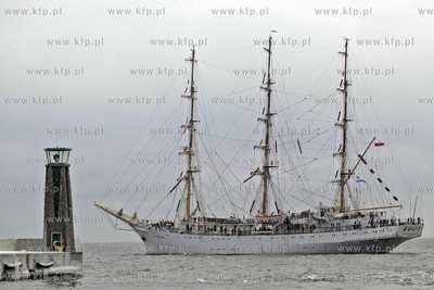 Gdynia. Zaglowiec Dar Mlodziezy wyplywa rejs.
12.03.2013
fot....
