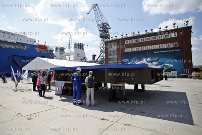 Gdynia. Stocznia S.R. Nauta. Ceremonia polozenia stepki...
