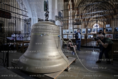 Gdansk. Kosciol sw. Katarzyny. Montaz 50 dzwonu carillonu,...