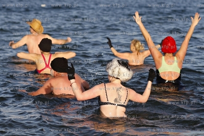 Plaza w Gdansku Brzeznie. Nz.kapiel morsow z klubu...