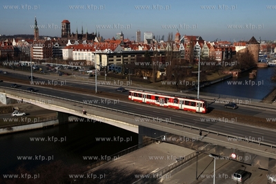 Tramwaj na moście nad Motławą w ciagu ulicy Podwale...