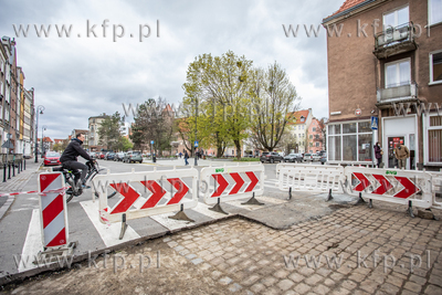 Usuwanie asfaltu z ulicy Szerokiej w Gdańsku w okolicach...