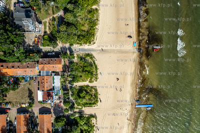 Wejscie na plażę na wysokości SKŻ i WOPR w Sopocie.
01.08.2022
fot....