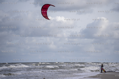 Kitesurferzy w Lubiatowie. 01.10.2023 fot. Paweł Marcinko...