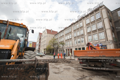 Pekniecie rury wodociagowej obok Domu Prasy na Targu...