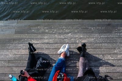 Gdańsk Wyspa Spichrzów. Nieliczni turyści lub mieszkańcy...