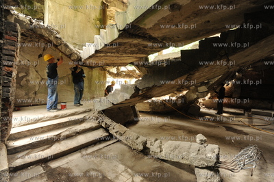 Westerplatte. Prace remontowe na terenie dawnych koszar...
