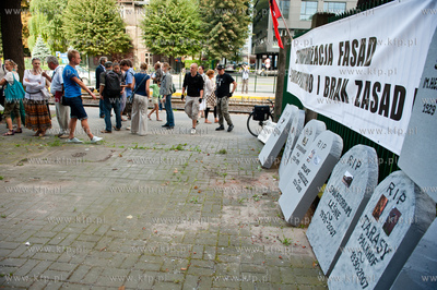 Gdansk. Wejscie do budynku Szpitala MSWiA. Manifestacja...