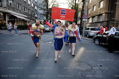 Gdynia. Parada zalog startujacych w Zlocie Zaglowcow...