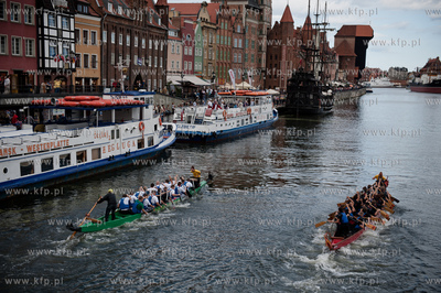 Gdansk. Motlawa.VI Charytatywne Regaty Smoczych Lodzi...