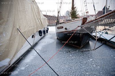 Gdansk. Niskie temperatury skuly lodem wody Motlawy....