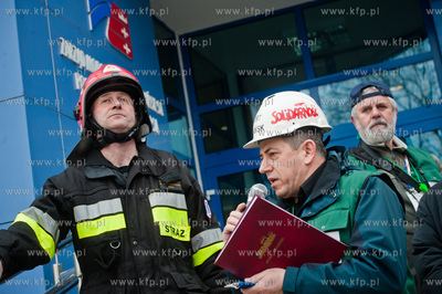 Gdansk. Protest pracownikow Portowej Strazy Pozarnej...