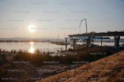 Kwidzyn. Budowa mostu na rzece Wisle. 
07.03.2012...