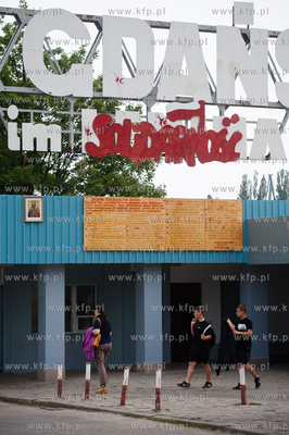Gdansk. Brama Historyczna nr 2 Stoczni Gdanskiej. Napis...