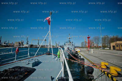 Gdynia. Oksywie. Port Marynarki Wojennej. Powrot niszczyciela...