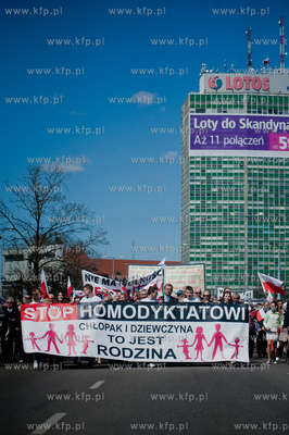 Gdansk. Manifestacja sympatykow Prawa i Sprawiedliwosci...