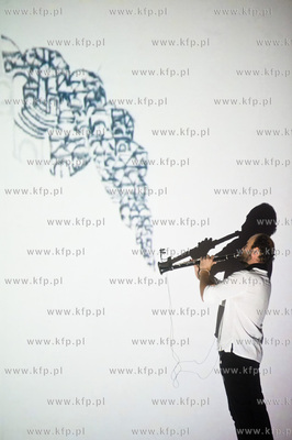 Gdansk. Centrum Sw. Jana. Swiatowa premiera performensu...