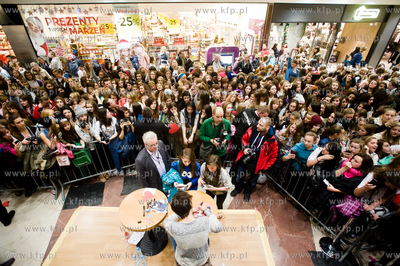 Gdansk. Galeria Baltycka. Spotkanie z Dawidem Kwiatkowskim.
28.11.2013
fot....