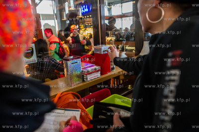 Plaża w Sopocie. Charytatywne morsowanie, w czasie...