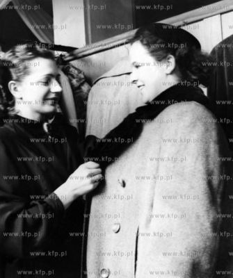 Halina Greger ekspedientka ze Spoldzielczego Domu Towarowego...