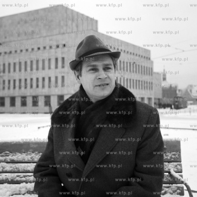 Aktor Stanislaw Mikulski na Targu Drzewnym przed budynkiem...