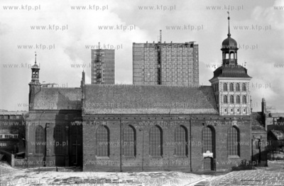 Kościół św. Brygidy w Gdańsku. Na drugim planie...