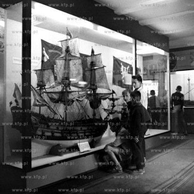 Młodziez przygląda się eksponatowi w Muzeum Gdańska.
1962
0006689z
Fot....