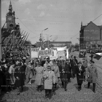 Pochód pierwszomajowy maszerujący ulicą Podwale...