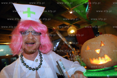 Halloween w pubie Cafe Absinthe w Gdansku.  31.10.2005...