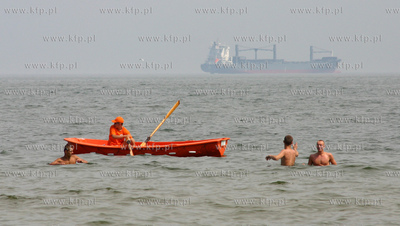Ratownik pilnujacy kapiacych sie plazowiczow na plazy...