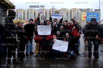 Grupa mlodych Palestynczykow bioraca udzial w programie...