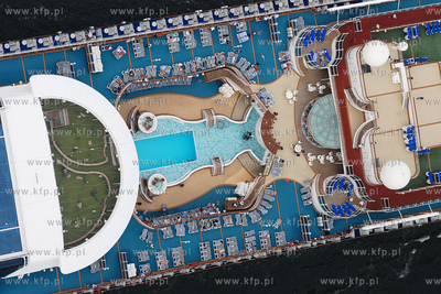 Gdynia z lotu ptaka. Nz. Wycieczkowiec STAR PRINCES...