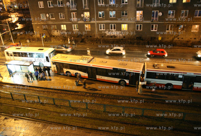 Kolizja drogowa na ul.Kartuskiej.
Jadacy bialy autobus...