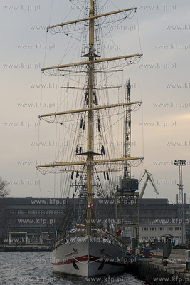 Port Wojenny w Gdyni. Nz. Okret szkolny ORP Iskra zacumowany...